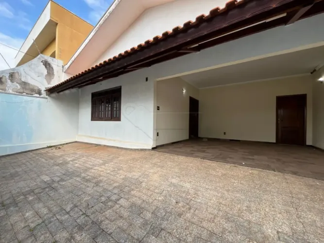 CASA NO CONDOMÍNO EGISTO RAGAZO, CONTENDO 3 QUARTOS.