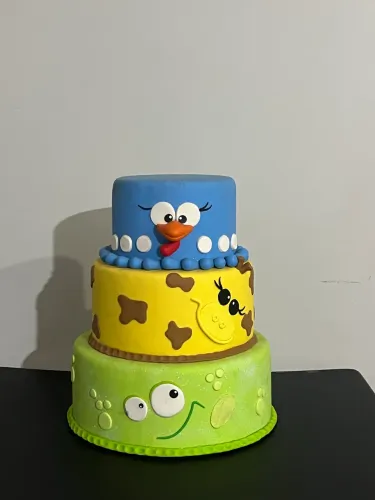 Maquete bolo de biscuit Galinha Pintadinha