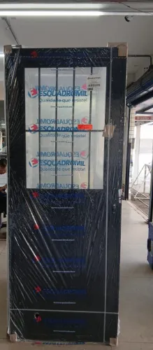 Porta aluminio lambril com grade e vidro preta a vista R$899,90