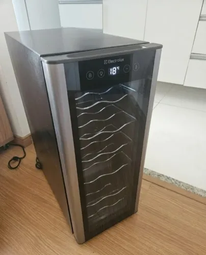 ADEGA CLIMATIZADORA ELECTROLUX - 12 LITROS