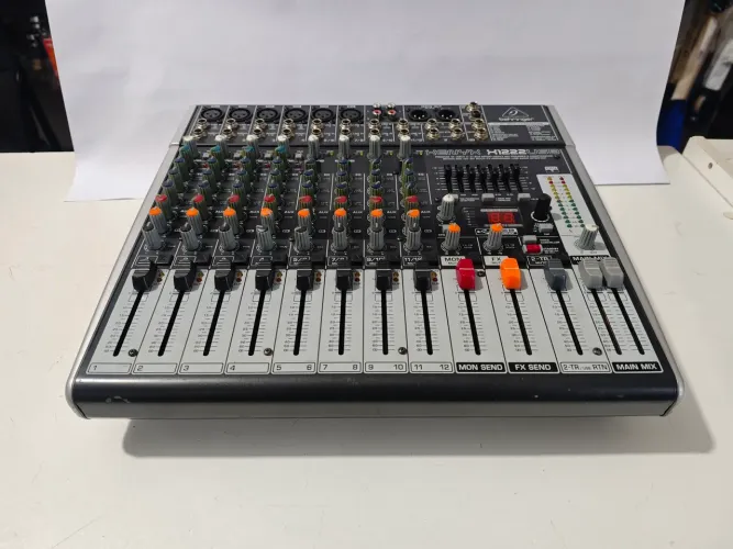 Mesa de som Behringer Xenyx X1222 USB c/ Caixa
