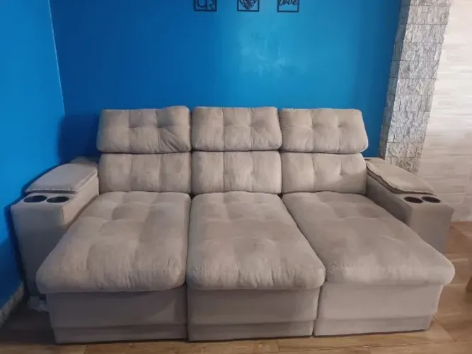 Sofá 3 lugares retrátil com porta copos e carregador usb