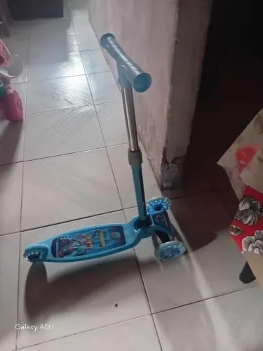 Vendo patinete novo conservado usado uma vez .. azul