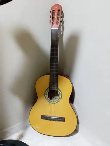 Vendo Violão,ele tem poucas marcas de uso e ele está faltando um corda