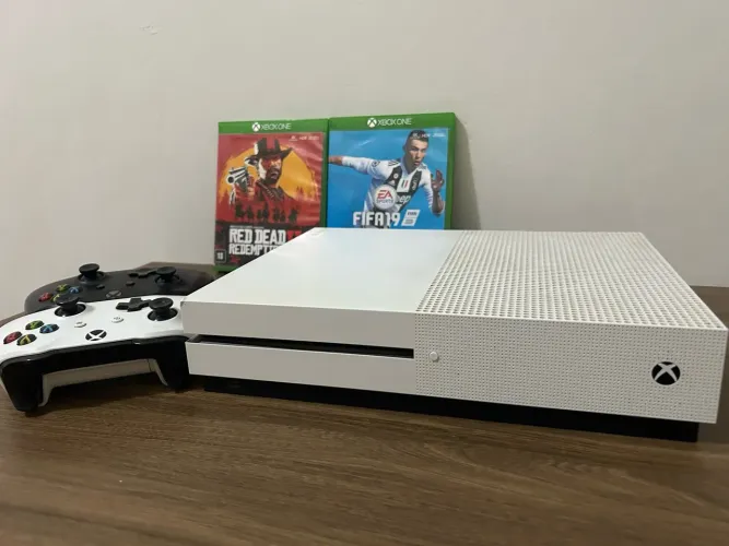 XBOX ONE S, DOIS CONTROLES R$1299