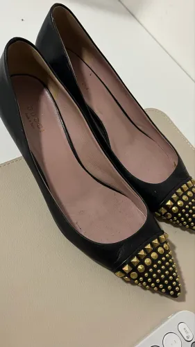 Sapato Gucci Original em Couro Preto com Tachas Douradas | Tam. 36/37