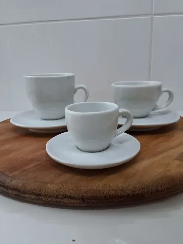 Xícaras chá com pires porcelana branca