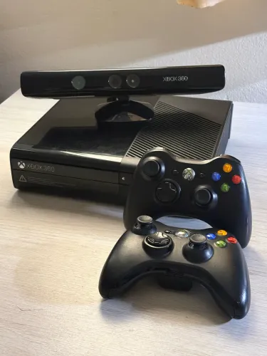 Xbox 360 Super Slim Completo - 2 Controles e Kinect