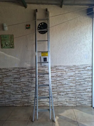 vendo escada grande em aluminio  com 2 partes  de 9 degraus chegando ate 6 metros de altur