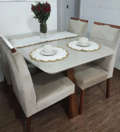 Mesa de Jantar com Tampo de Vidro