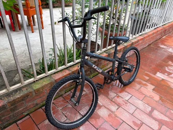 Esta é uma bicicleta infantil Caloi Expert aro 20 na cor preta