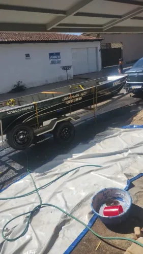 Canoa , motor e carreta