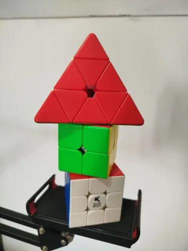 Cubo mágico 3x3 (magnético), 2x2. E um piraminx.