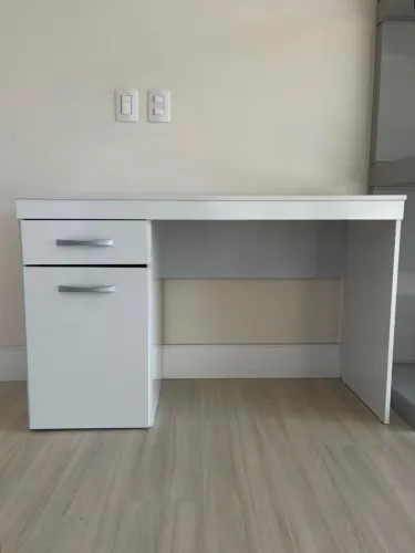 Mesa para Escritório/Home Office Branca com Gaveta e Armário