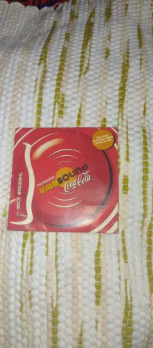 Um mini cd antigo da Coca cola 
