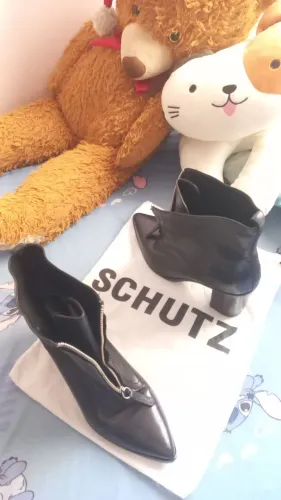 BOTA NOVA EM COURO SCHUTZ 38