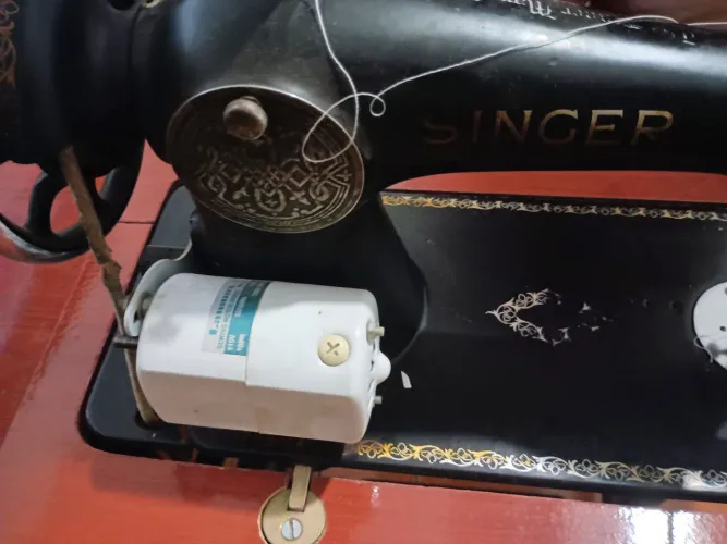 Máquina de costurar Singer antiga