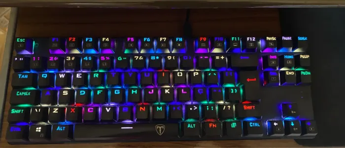 Teclado mecânico gamer com vários efeitos RGB