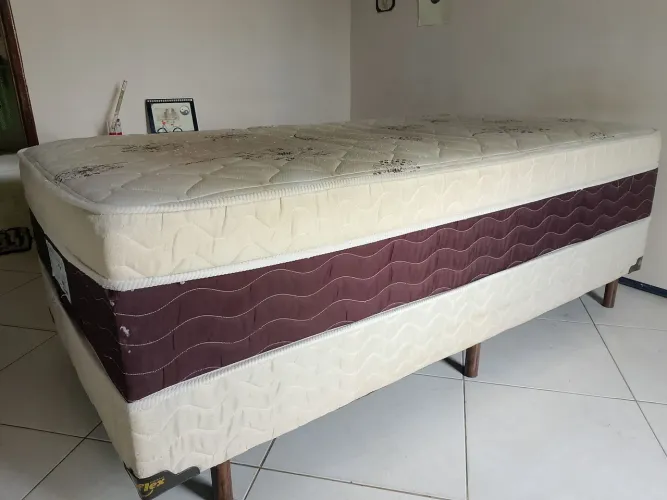 Vendo cama box de solteiro