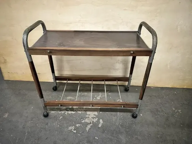 Mesa Lateral Com Tampo De Fórmica Com Adornos Em Ferro
