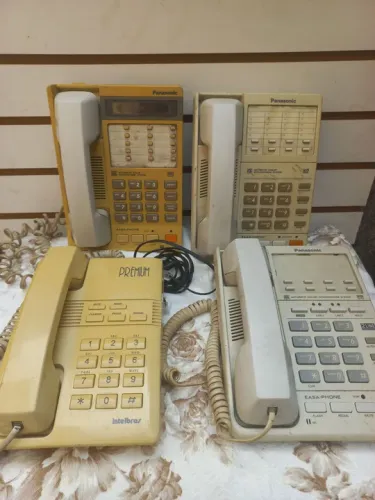 4 telefones antigos 