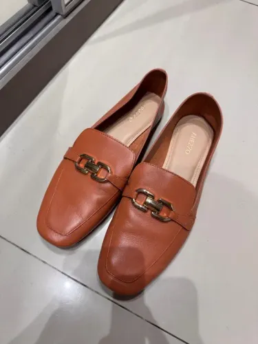 Sapatilha marrom Arezzo com fivela