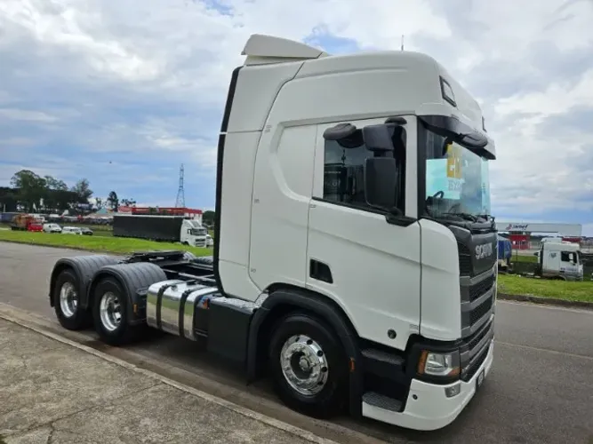 Scania R540 6x4 Bug Leve Mola Ano 20 Euro 5 Farol no teto ar condicionado