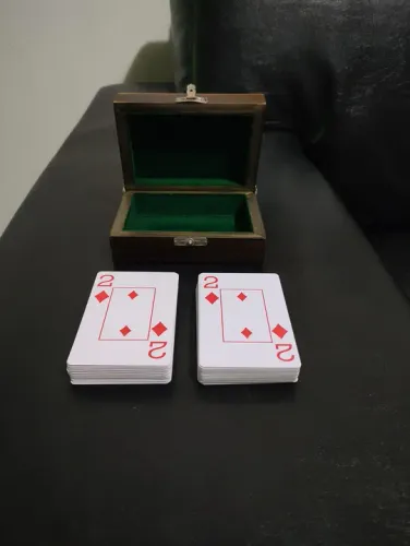 01 kit Baralho sendo dois jogos com 54 cartas cada