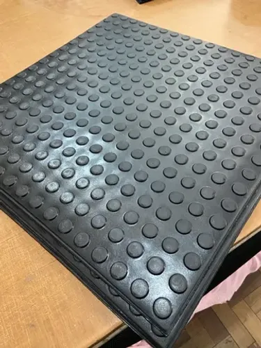 Piso emborrachado moeda pastilhado 50x50