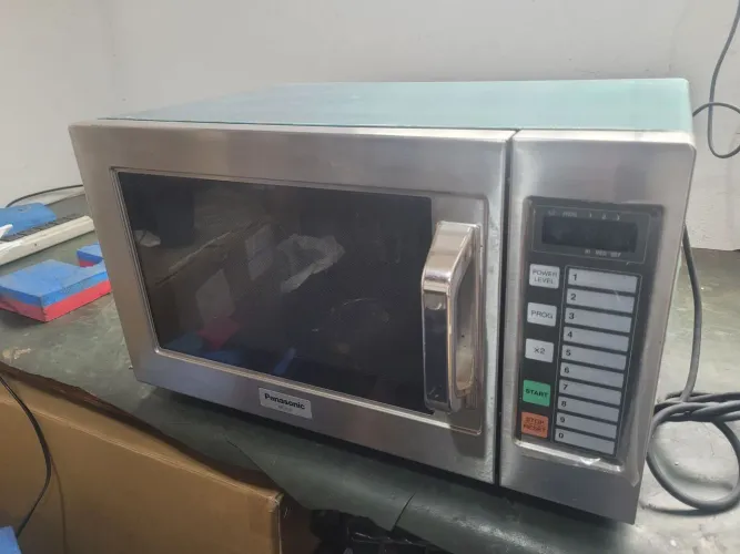 Forno micro-ondas profissional Panasonic Ne-1037