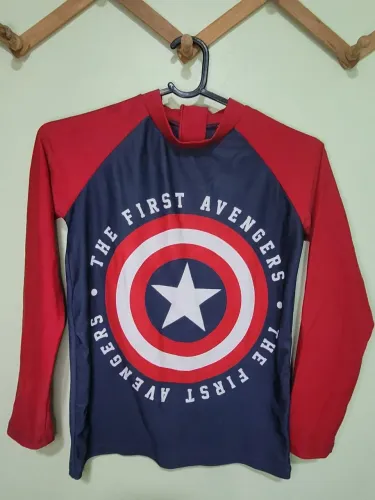 Camisa piscina insfantil com proteção uv50 Capitão América