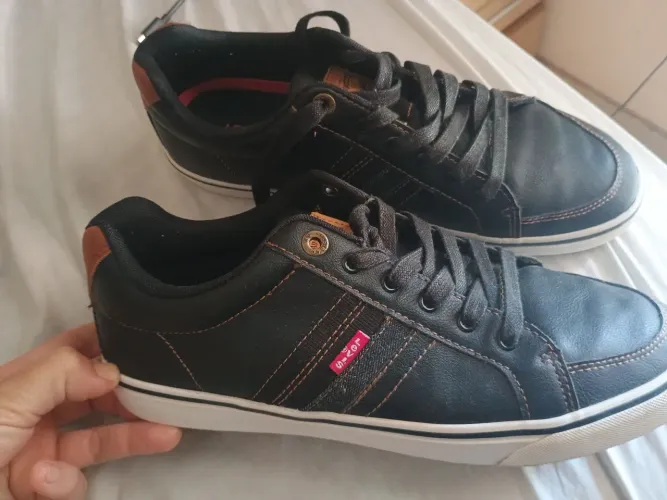 Tênis Levi's Preto - Conforto e Estilo