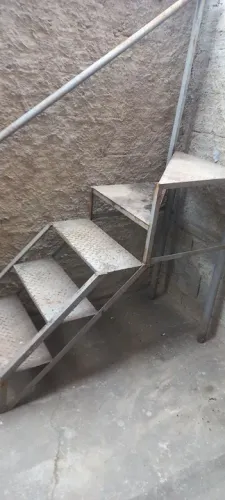 Escada 5 degraus em aço com corrimão.