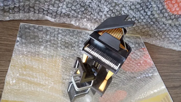 Piano escala 1/18 feira em alumínio e madeira