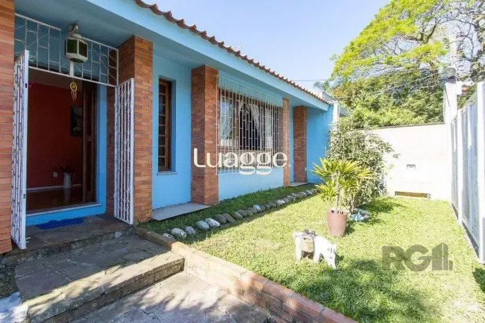 Casa térrea, com 3 dormitórios, 1 suíte, no bairro Ipanema.