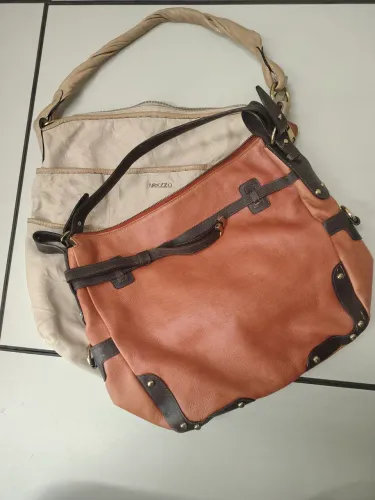 2 Bolsas de couro. 1 Arezzo.
