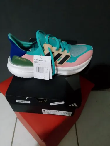 Adidas ultra boost 5 edição especial duas cores novo sem uso tamanho 41