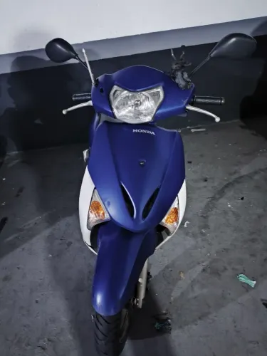 Honda lead azul red bull