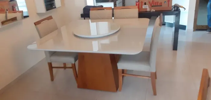 Mesa de Jantar Elegante com Tampo Branco laca e Base Amadeirada