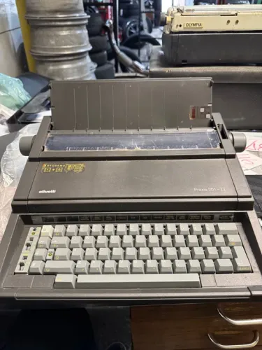 Máquina de escrever Olivetti Praxis 201