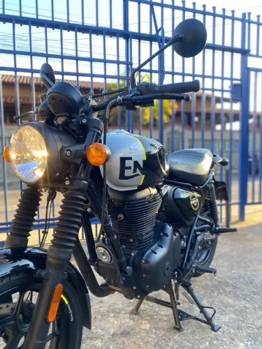 Royal Enfiel Hunter 350 Rebel Black com Tripper Navegation 