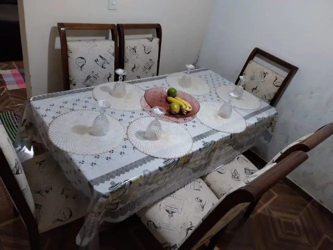Mesa de Jantar em Madeira - 6 Cadeiras - Retirada no Bairro Planalto