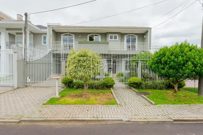 CASA COM QUINTAL E 4 QUARTOS NO PORTÃO