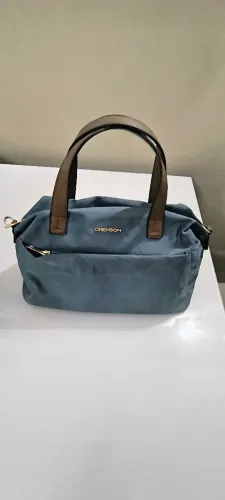 Vende-se Bolsa de mão Sintética com alça em couro da marca Chenson.