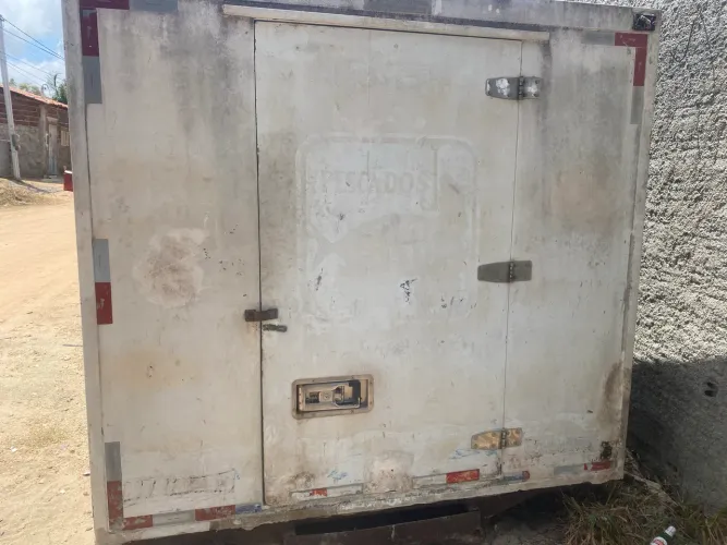 Vendo um bau pra f400 Mercadinha 