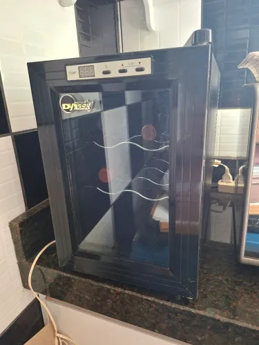 Adega climatizada Dynasty para 6 garrafas