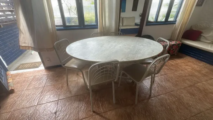 Vendo mesa c/ 4 cadeiras