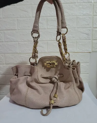 Bolsa em couro com detalhes dourados