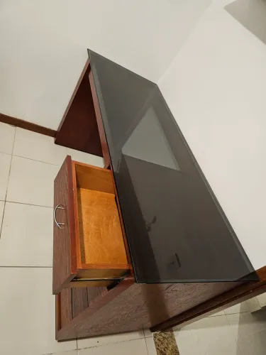 Mesa escrivaninha de madeira com tampa de vidro