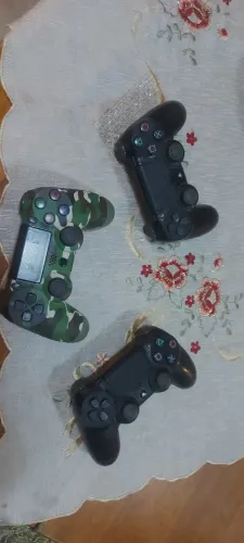 Diversão em dobro! Vendo 3 controles de PS4 para a sua jogatina em família